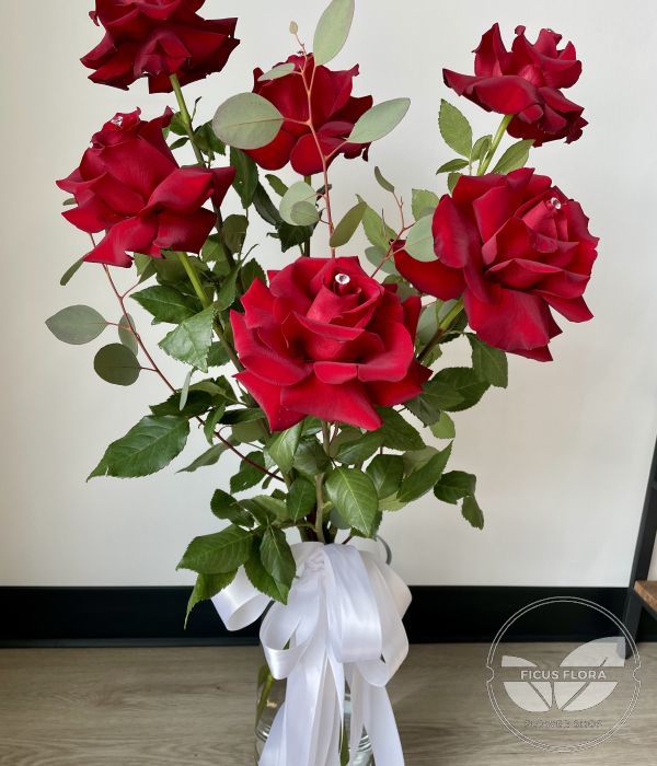 Exquisite bouquet of velvety crimson roses
