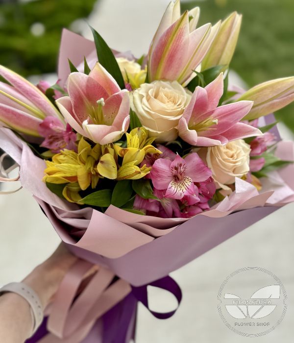 Elegant Blooms Bouquet. Flowers Ontario